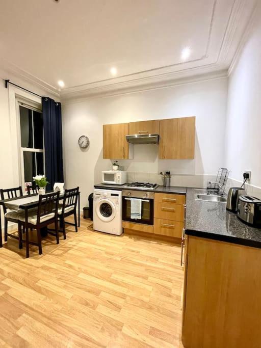 A Charming One Double Bedroom Flat Londra